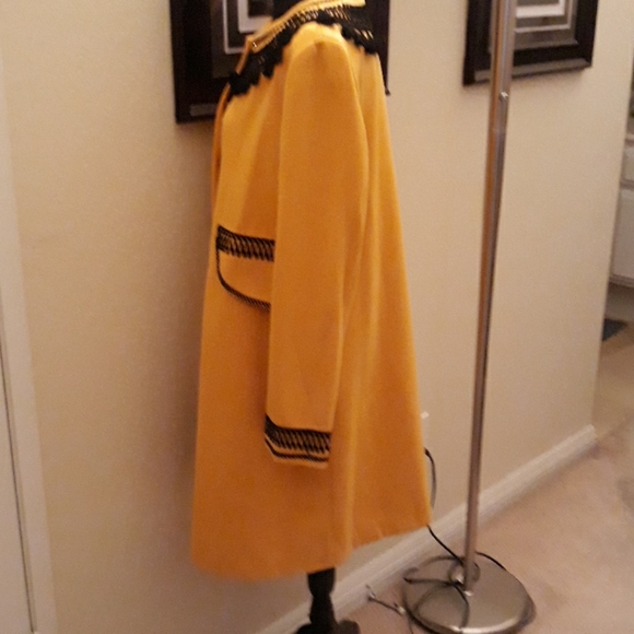 Ladies Coat - Picture 3 of 5